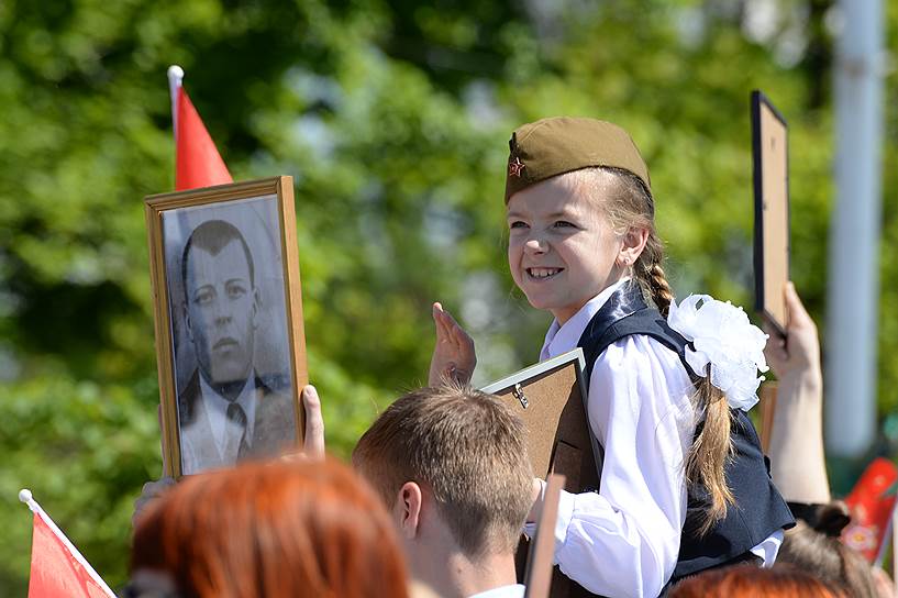 Участники акции памяти &quot;Бессмертный полк&quot; во время шествия в Воронеже