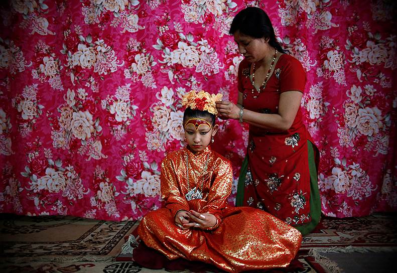 Лалитпур, Непал. Мать наряжает «живую богиню» Кумари перед фестивалем колесниц