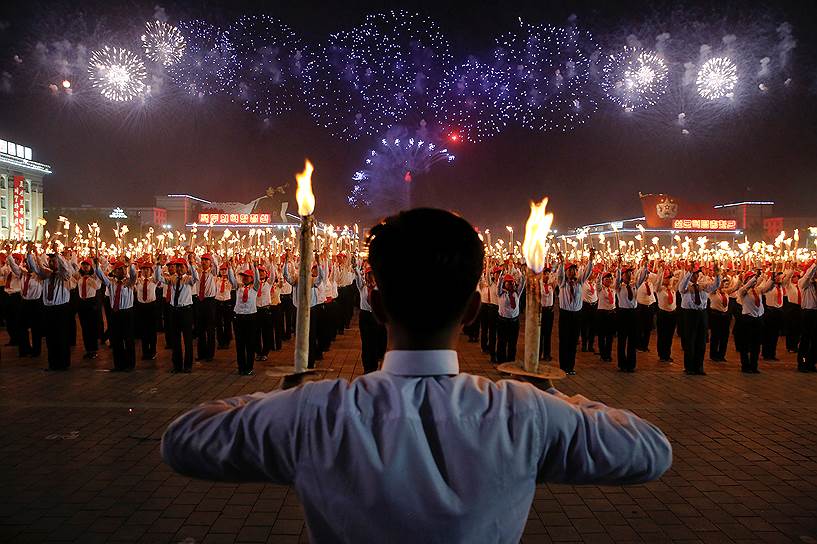 Пхеньян, Северная Корея. Фейерверки во время факельного шествия после завершения первого за 36 лет съезда правящей Трудовой партии Кореи