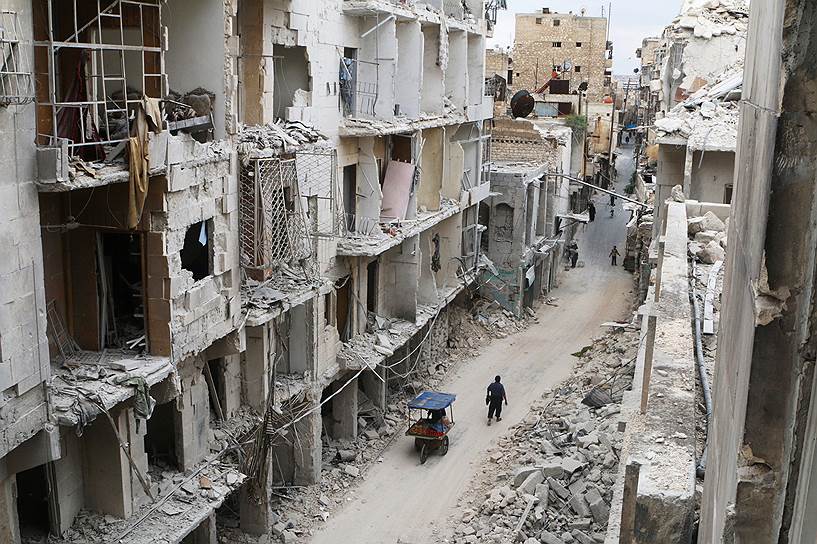 Гражданская война в Сирии началась в 2011 году на волне так называемой «арабской весны». Боевые действия привели к крупнейшему в мире со времен Второй мировой войны гуманитарному кризису: за 5 лет конфликта погибло около 400 тыс. сирийцев, в том числе 15 тыс. с начала 2016 года, около 10 млн стали беженцами. Крупнейший перед началом войны сирийский город Алеппо до сих пор представляет собой арену ожесточенного противостояния между различными оппозиционными группировками и лояльными президенту Башару Асаду силами
