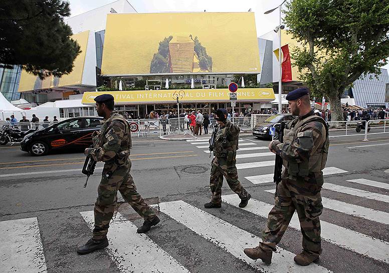 Французские военнослужащие патрулируют улицы города 