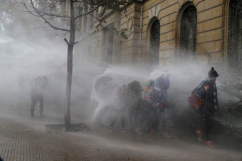 Сантьяго, Чили. Полиция применила водометы против студентов, которые вышли на демонстрацию с требованием изменить систему образования в стране