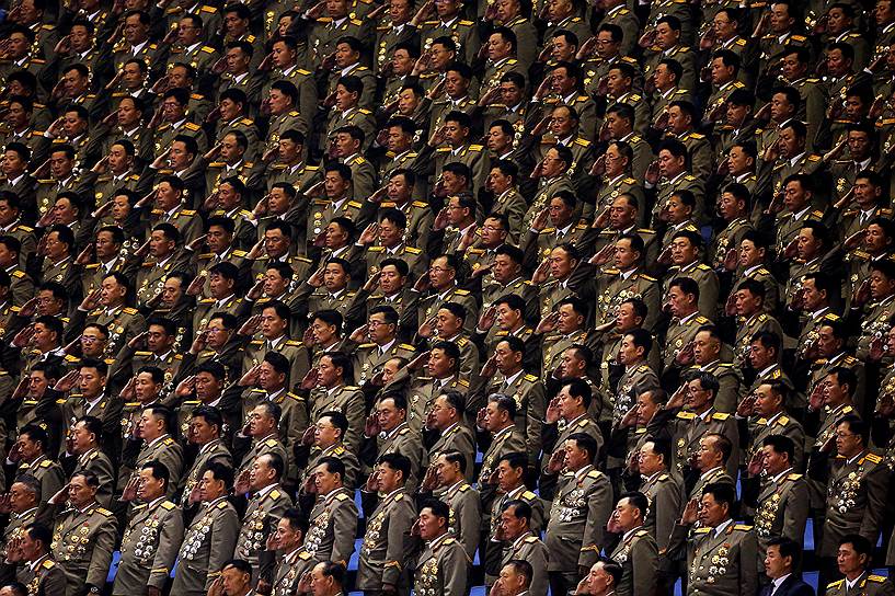 Пхеньян, КНДР. Военные офицеры на праздничном концерте по случаю окончания съезда Трудовой партии Кореи (ТПК)