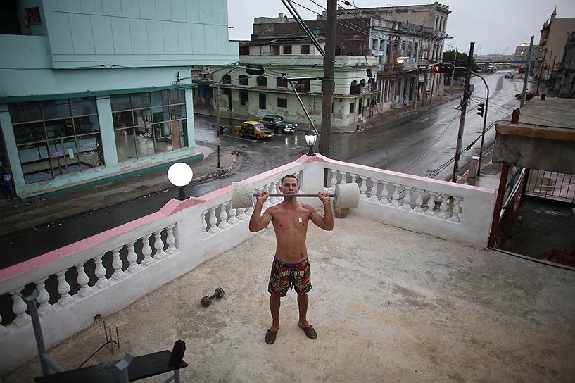 Гавана, Куба. Художник Диан Перальта занимается спортом на крыше своего дома