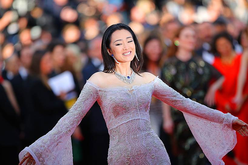 Китайская актриса Гун Ли на ковровой дорожке фильма-открытия фестиваля «Светская жизнь»