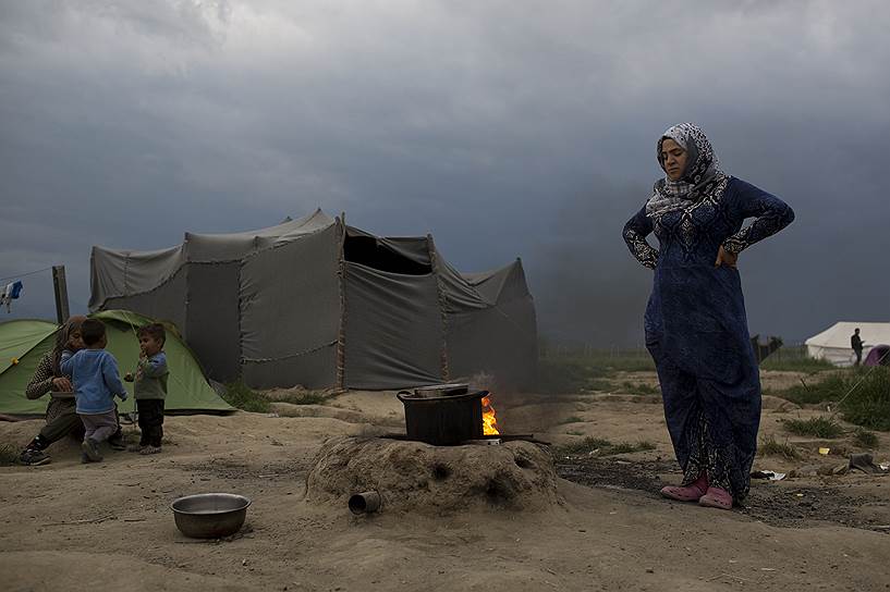 Идомени, Греция. Сирийская женщина готовит еду  в лагере для беженцев