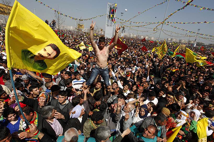 Активные операции турецкой армии на юго-востоке страны против курдов возобновились после двухлетнего перемирия летом 2015 года и находятся в тесной связи с действиями курдского ополчения в Сирии и Ираке против запрещённого в России «Исламского государства». Серия громких терактов в Турции, в организации которых власти обвинили курдские силы, сыграла, по некоторым оценкам, решающую роль в получении правящей партией большинства на досрочных выборах в парламент. В 2016 году число жертв конфликта оценивается в 300 человек
