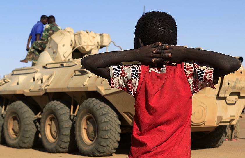 Конфликт в Дарфуре на западе Судана продолжается с 2003 года. За это время погибло около 300 тыс. человек, до 3 млн стали беженцами. В 2016 году число жертв конфликта оценивается в 150 человек. Президент Судана Омар аль-Башир стал первым действующим главой государства, в отношении которого Международный уголовный суд выдал ордер на арест — по обвинениям в геноциде населения и военных преступлениях в Дарфуре
