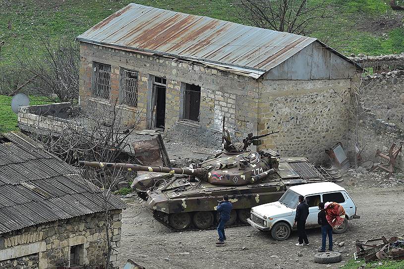 Вооруженный конфликт между армянской и азербайджанской сторонами в Нагорном Карабахе с 1994 года находился в «замороженном» состоянии. Крупнейшее за последние 20 лет обострение ситуации произошло в апреле 2016 года. По итогам нескольких дней боев с использованием танков, артиллерии и авиации погибло, по экспертным оценкам, около 150 человек