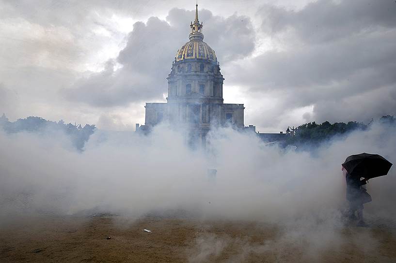Париж, Франция. Облако слезоточивого газа, распыленного во время демонстрации против реформы трудового права