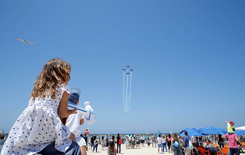 Тель-Авив, Израиль. Выступление аэробатической группы ВВС Израиля во время воздушного шоу в рамках празднования Дня независимости Израиля 