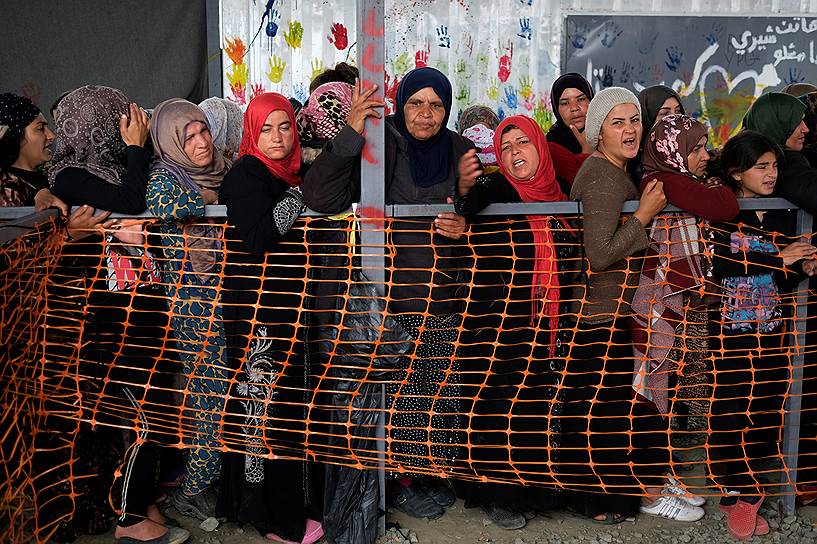 Идомени, Греция. Очередь во время раздачи бесплатной одежды в импровизированном лагере для беженцев и мигрантов на греко-македонской границе
