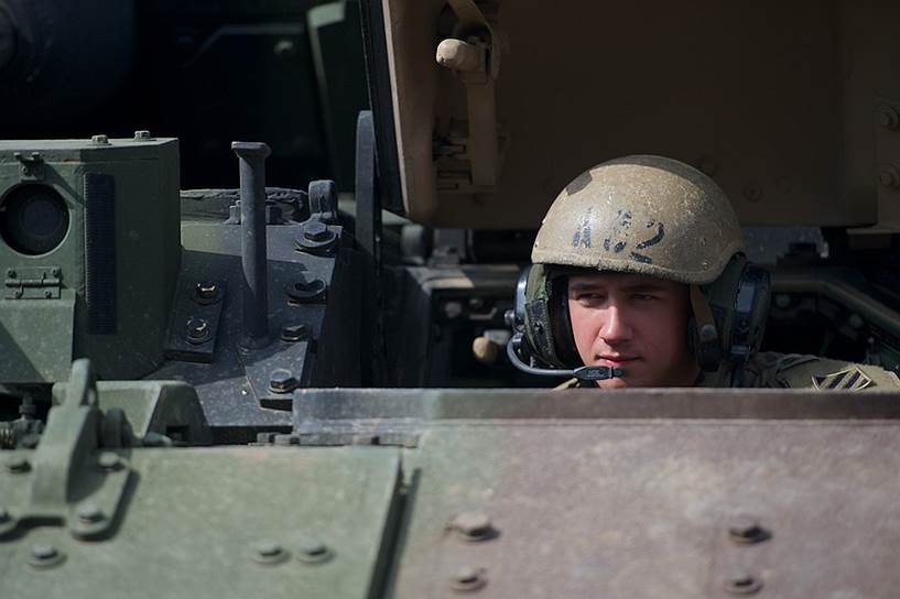 Грузинский солдат в боевой машине пехоты M2 Bradley