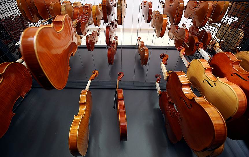 Скрипки, сделанные студентами, сушатся в лаборатории Международной скрипичной школе имени Антонио Страдивари — единственного в Италии высшего учебного заведения, где обучают мастерству изготовления скрипок. Школа была основана в 1937 году в честь двухсотлетия со дня смерти знаменитого скрипичного мастера