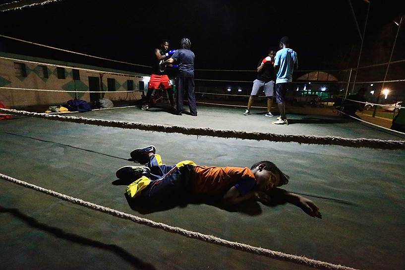 Хартум, Судан. Мальчик спит в боксерском ринге