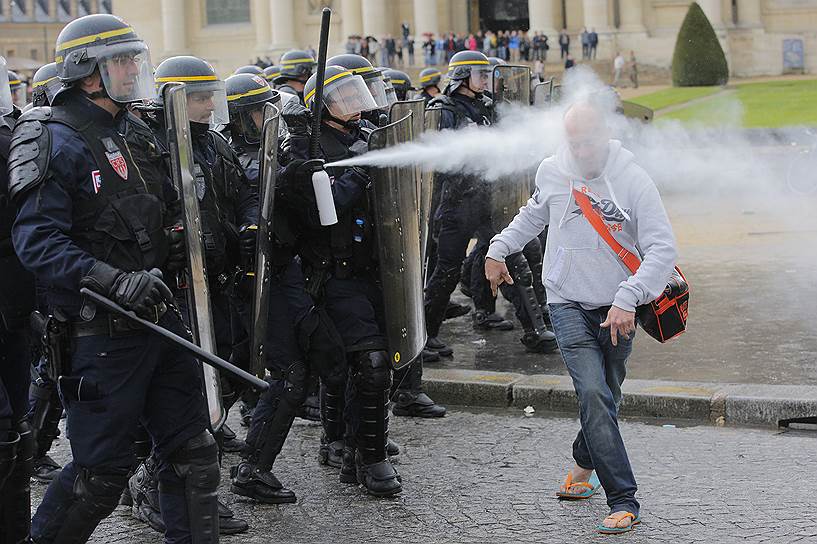 Париж, Франция. Полиция распыляет слезоточивый газ в ходе подавления протестов