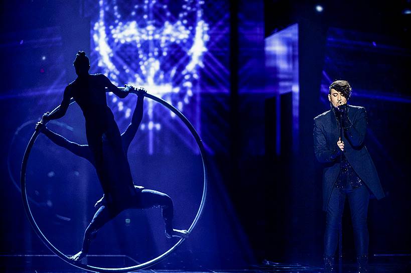 Израильский певец Хови Стар выступает в сопровождении артистов цирка