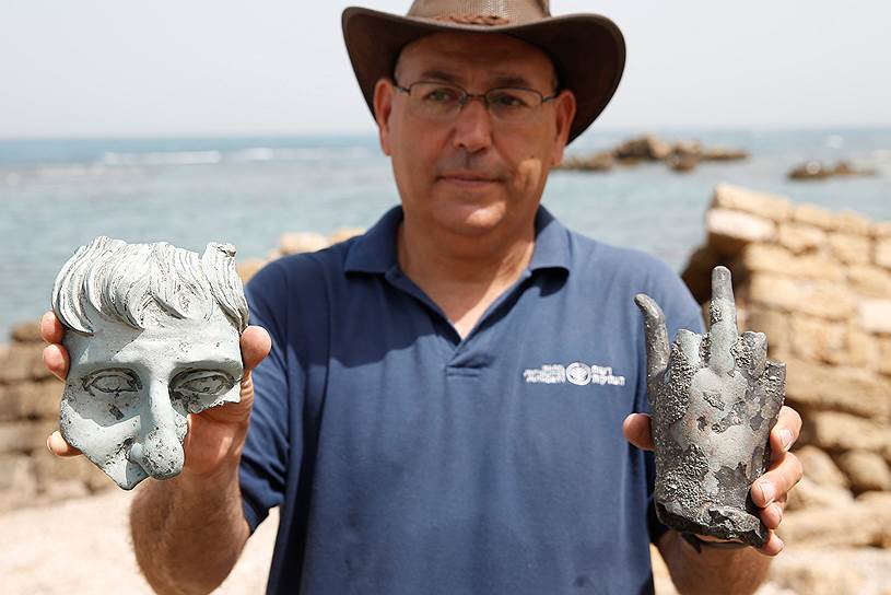 Национальный парк Кесария, Израиль. Сотрудник Управления древностей Израиля держит в руках части статуй, возраст которых, по предварительным оценкам, составляет 1,6 тыс. лет