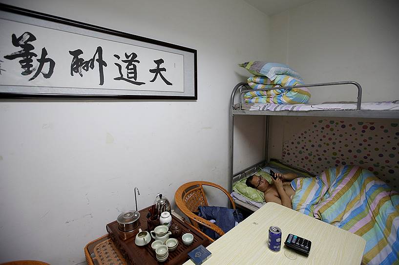 Лю Чжаньюй ночует в комнате отдыха, рассчитанной на трех сотрудников
&lt;br>Надпись на стене: «Бог вознаграждает трудолюбивых»
