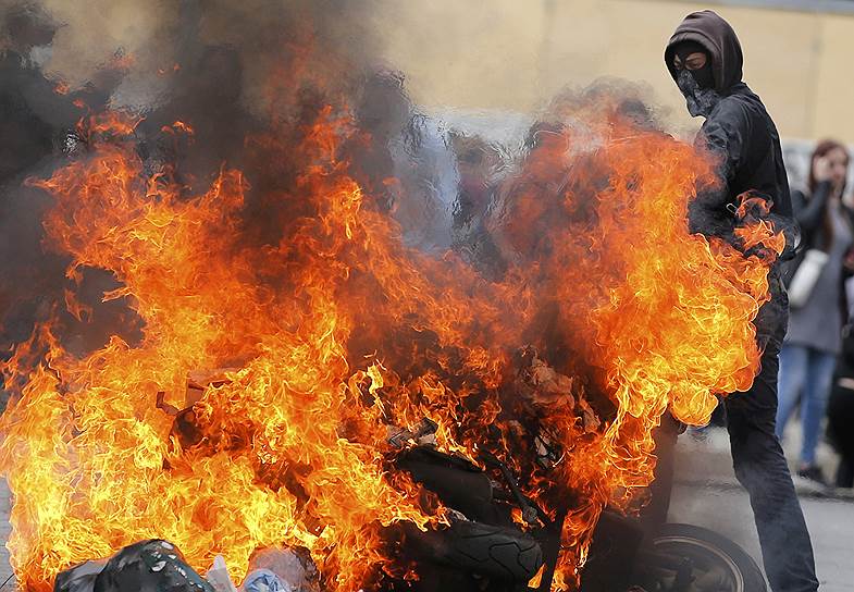 Нант, Франция. Горящий скутер во время демонстрации против реформы трудового законодательства