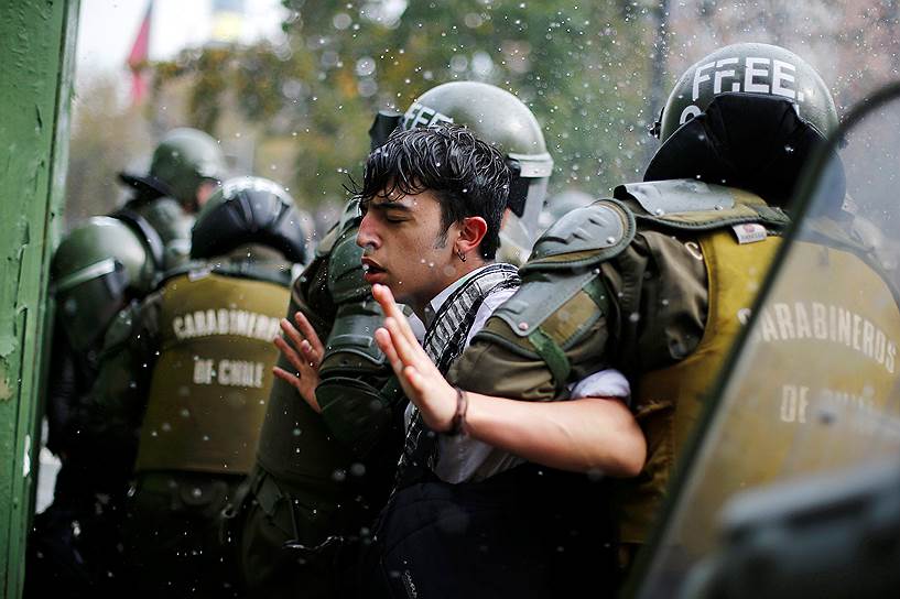 Сантьяго, Чили. Задержание демонстранта во время акции студентов, которые выступают за изменение системы образования
