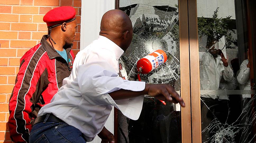 Кейптаун, ЮАР. Мужчина бросается на охранников здания парламента с огнетушителем после того, как около 20 членов партии «Борцы за экономические свободы» (EFF) попытались помешать выступлению президента страны Джейкоба Зумы