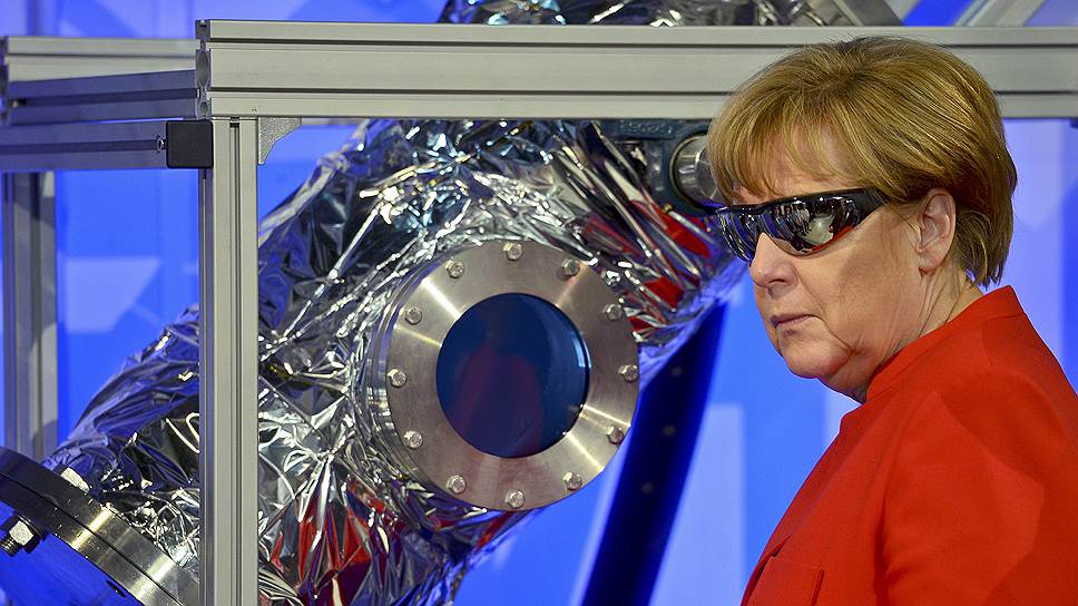 Германия, Кельн. Канцлер Германии Ангела Меркель во время визита в Европейский центр подготовки космонавтов (EAC)