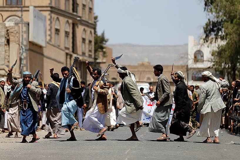 Сана, Йемен. Мужчины, танцующие во время собрания сторонников хуситов