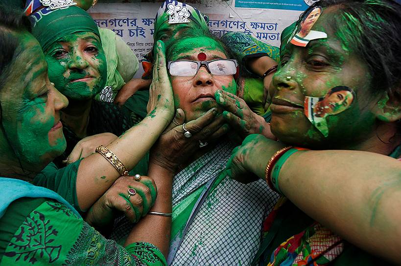 Калькутта, Индия. Сторонники партии All India Trinamool Congress (TMC), радующиеся после оглашения результатов голосования на выборах в законодательное собрание Западной Бенгалии