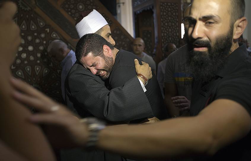 Каир, Египет. Имам мечети утешает потерявшего своих родных при крушении самолета EgyptAir 