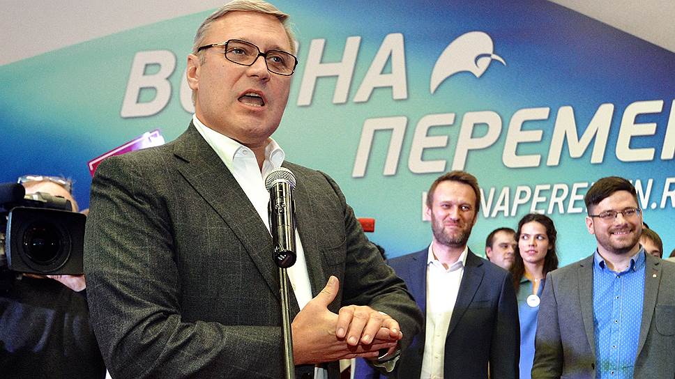 Председатель партии РПР-Парнас Михаил Касьянов (слева) и оппозиционер Алексей Навальный (второй справа)