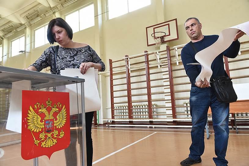 Голосующие на праймериз Единой России в спортзале средней школы № 172