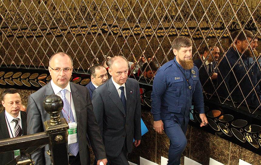 Cекретарь Совета безопасности России Николай Патрушев (в центре) и глава Чеченской Республики Рамзан Кадыров (справа)