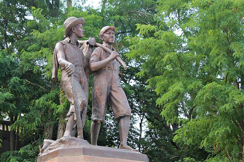 27 мая 1926 года в американском городе Ганнибал (штат Миссури) был воздвигнут памятник Гекльберри Финну и Тому Сойеру, главным героям ряда романов американского писателя Марка Твена, который провел свое детство именно в этом небольшом городке