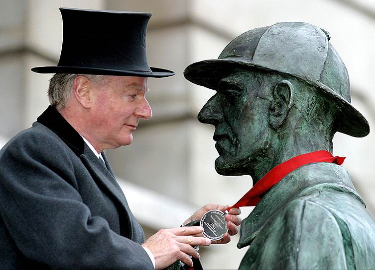24 сентября 1999 года в Лондоне на Бейкер-стрит был открыт памятник Шерлоку Холмсу, герою произведений Артура Конан Дойля. Отлитый из бронзы памятник имеет высоту три метра. Монументы английского сыщика можно обнаружить в Шотландии, Швейцарии, Японии и столице России