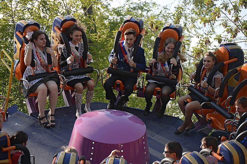 Выпускники отмечают праздник «Последний звонок» в центральном парке в Новосибирске