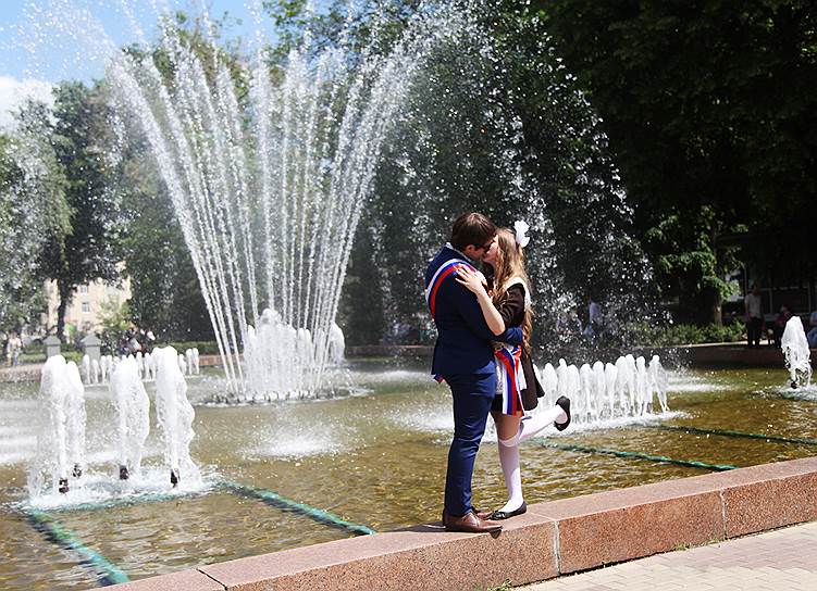 Выпускники у фонтана во время празднования «Последнего звонка» в Воронеже