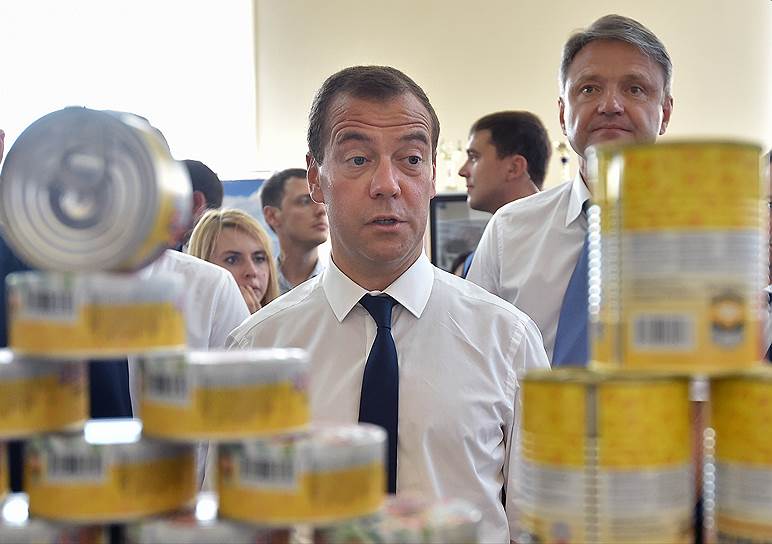 27 мая. Премьер-министр России Дмитрий Медведев сообщил, что правительство России намерено продлить до конца 2017 года продовольственное эмбарго в отношении стран, которые ввели или присоединились к санкциям против Москвы 