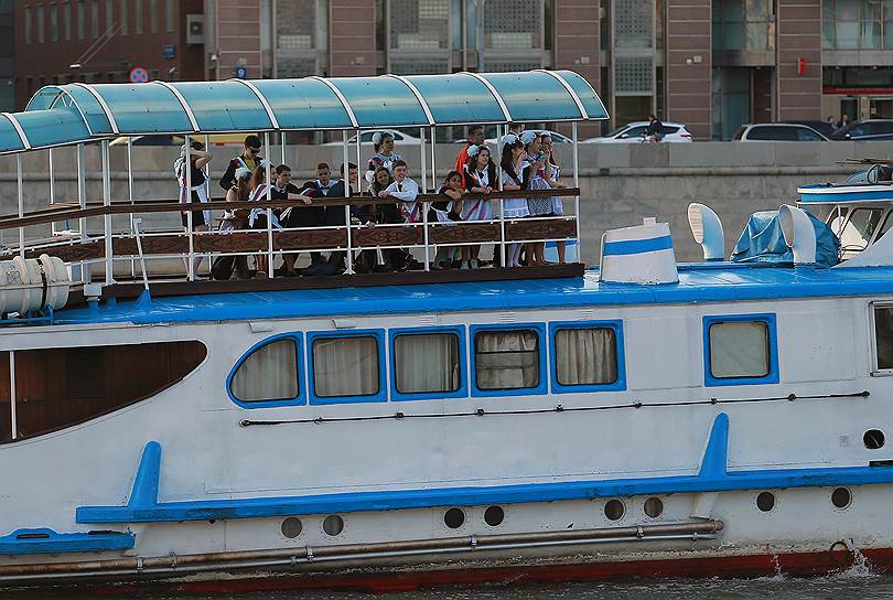 Выпускники московских школ катаются на катере по Москва-реке во время празднования «Последнего звонка»