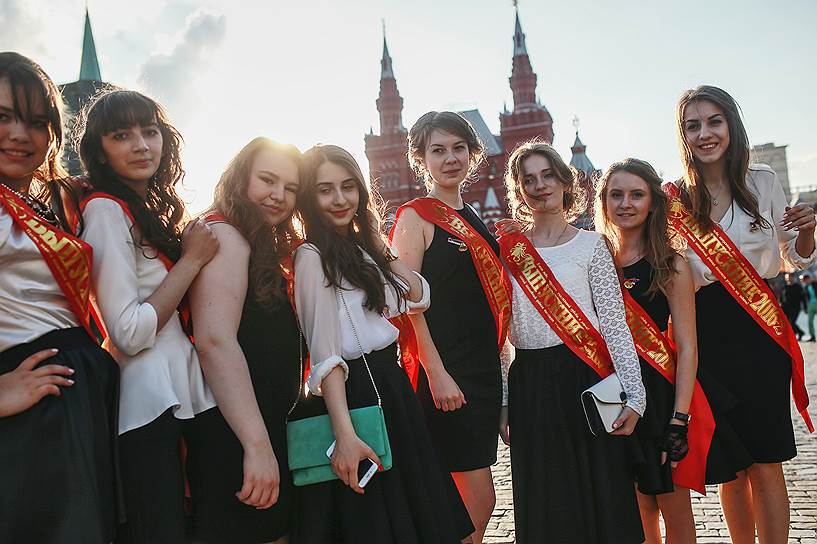 Гуляния выпускников московских школ, празднующих «Последний звонок»