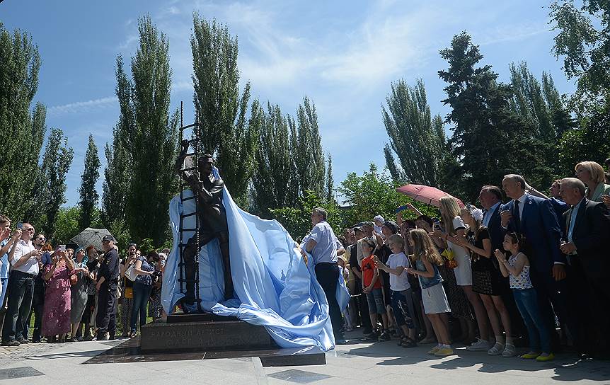 Церемония открытия памятнику актеру Олегу Янковскому в образе барона Мюнхгаузена