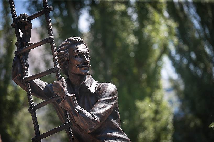 Памятник актеру Олегу Янковскому в образе барона Мюнхгаузена, торжественно открытый в Саратове 
