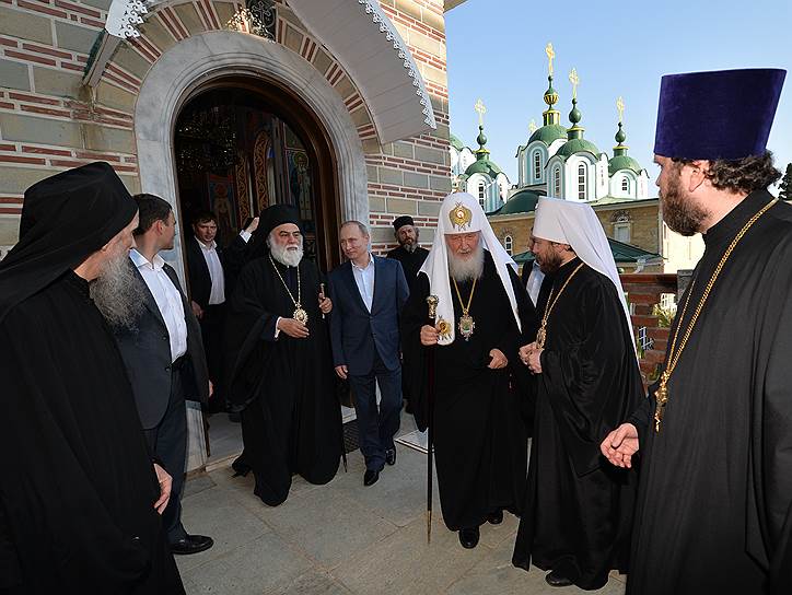 Патриарх Кирилл (третий справа) провел Владимира Путина к Свято-Пантелеимонову монастырю под пасхальные песнопения