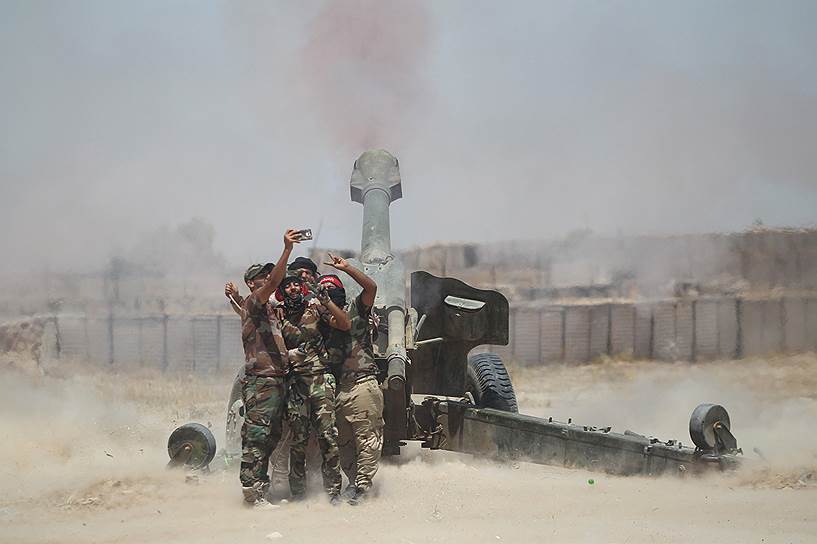 Фаллуджа, Ирак. Селфи шиитских солдат во время обстрела позиций боевиков «Исламского государства»