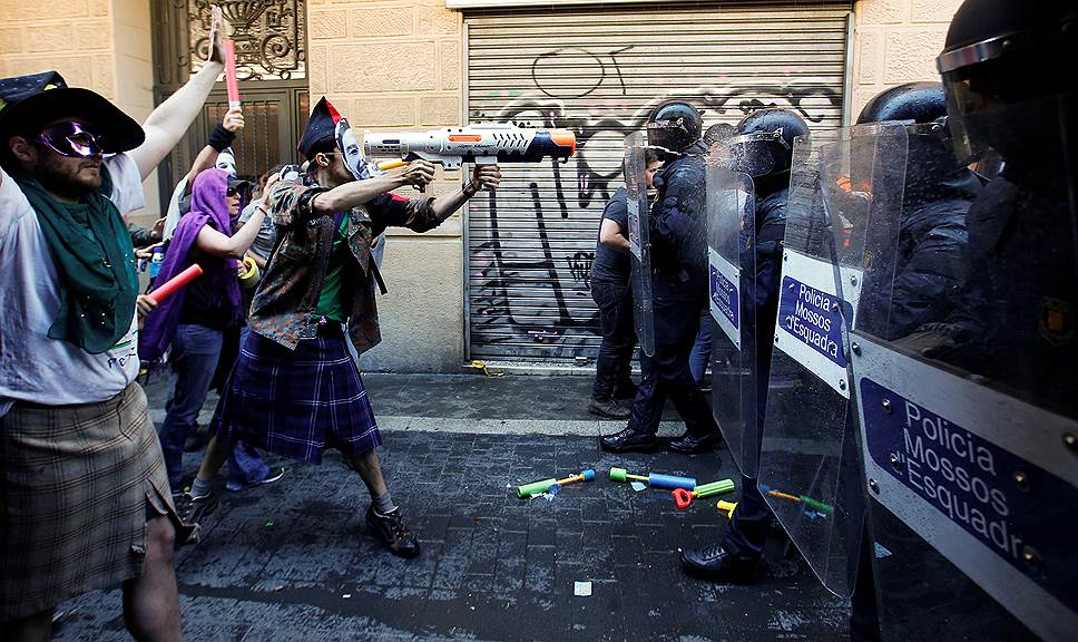 Барселона, Испания. Протест против выселения сквоттеров из помещения бывшего банковского отделения «The Expropriated Bank»