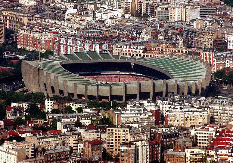 Стадион «Парк де Пренс» в Париже был построен в 1897 году. До 1998 года был главным стадионом Франции, где футбольная сборная страны проводила большинство своих матчей. «Парк де Пренс» принимал на своем финалы двух чемпионатов Европы — в 1960 и в 1984 годах