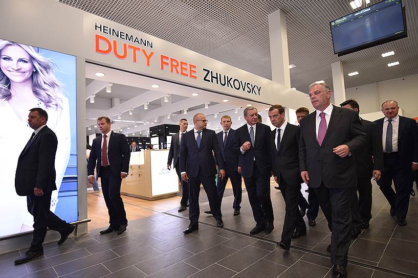 Премьер-министр Дмитрий Медведев (второй справа) на открытии аэропорта «Жуковский»