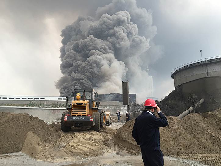 Ичан, провинция Хубэй, Китай. Пожар на химическом заводе