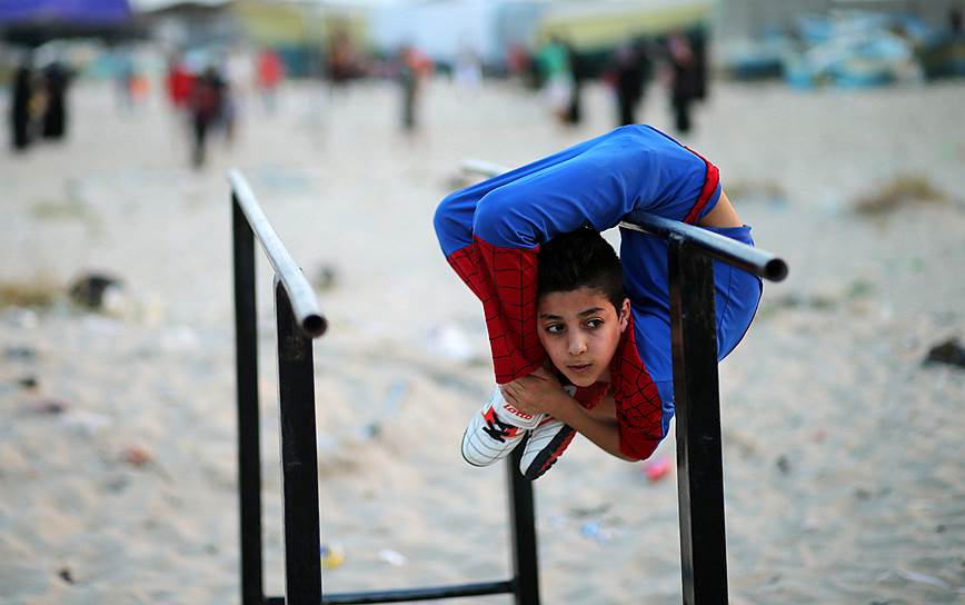Сектор Газа, Палестина. Акробатические трюки 12-летнего Мохамеда аль-Шейха, прозванного за гибкость «Человек-паук»