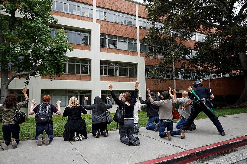 Лос-Анджелес, США. Досмотр людей на территории кампуса Калифорнийского университета, где 31 мая неизвестный открыл стрельбу